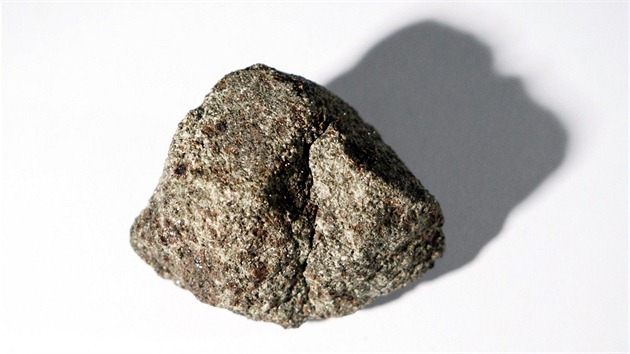 Meteorit Nakhla pochz z Marsu. Tmav edozelen lomek spadl 28.6.1911 do Egypta. Do sbrek Nrodnho muzea se dostal v roce 1914. M rozmry 34 x 27 x 18 mm a hmotnost 21,7 g.