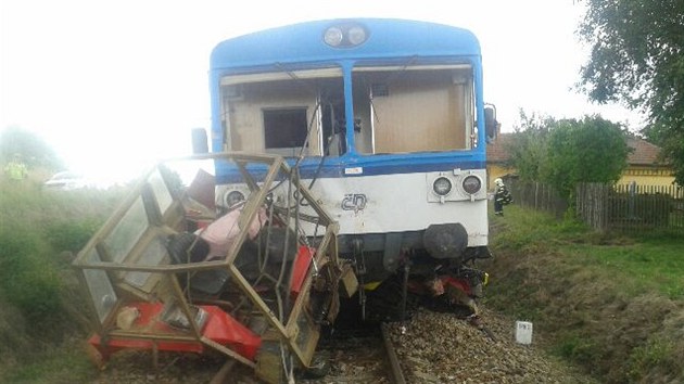 Srka vlaku a traktoru na elezninm pejezdu v Leskch na Tebsku.