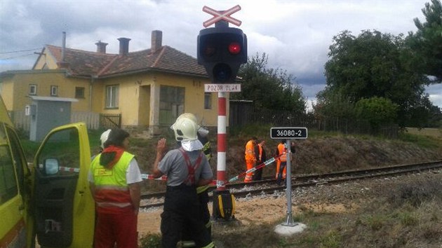 Srka vlaku a traktoru na elezninm pejezdu v Leskch na Tebsku.