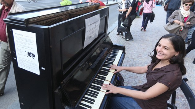 PIANO PRO VECHNY. Na nbe nechybl dky projektu Ondeje Kobzy tak klavr. Kad zjemce se mohl usadit a zahrt si svou oblbenou melodii. Piano dky jeho iniciativ oivilo tak prostranstv u hlavnho ndra.