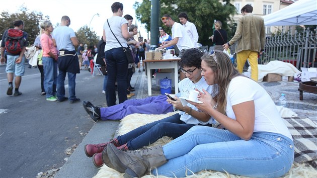 ODPOINEK NA OV KَI. Po jdle se lid mohli usadit s kvikou na hejiv ov ki. Takzvanch chill-out zn organiztoi pipravili hned nkolik. Odpolednmu venkovnmu odpoinku nahrvalo i pkn poas. 