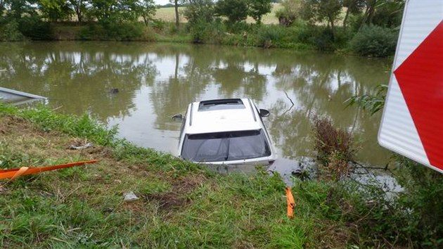 idi BMW skonil cestou z Jinoova smrem k Nmti nad Oslavou v rybnce. (15. z 2013)