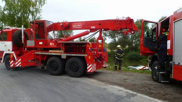 idi BMW skonil cestou z Jinoova smrem k Nmti nad Oslavou v rybnce. (15. z 2013)