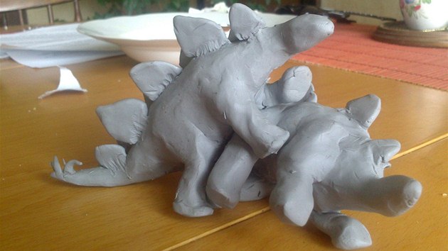 Než se Karel Cettl pustil do malování pozice, v jaké se zřejmě pářili stegosauři, vyrobil si nejprve modely z plastelíny....