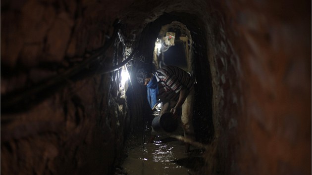 Egyptt vojci zaplavili tunel mezi Sinajskm poloostrovem a Psmem Gazy vodou. Mstn se jej te sna opravit. (10. z 2013)