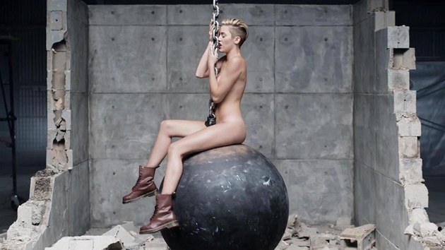 Miley Cyrusov ve videoklipu k psni Wrecking Ball