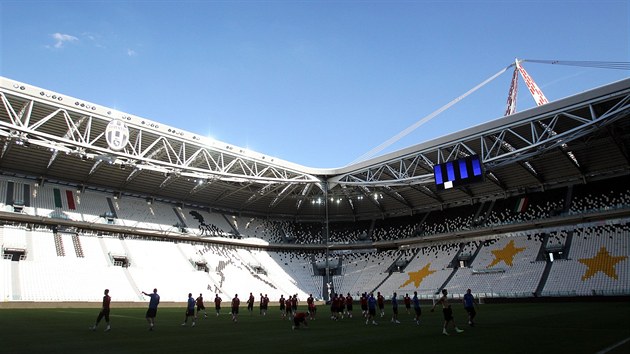 MODERN STADION. Juventus od roku 2011 hraje na novm, modernm a psobivm stadionu. Pi trninku eskch fotbalist byly tribuny jet przdn, ale bhem zpasu se ek bouliv atmosfra.