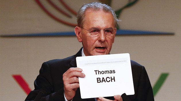 Odstupujc pedseda Mezinrodnho olympijskho vboru Jacques Rogge oznamuje jmno vtze voleb a svho nstupce: stal se jm Thomas Bach. 