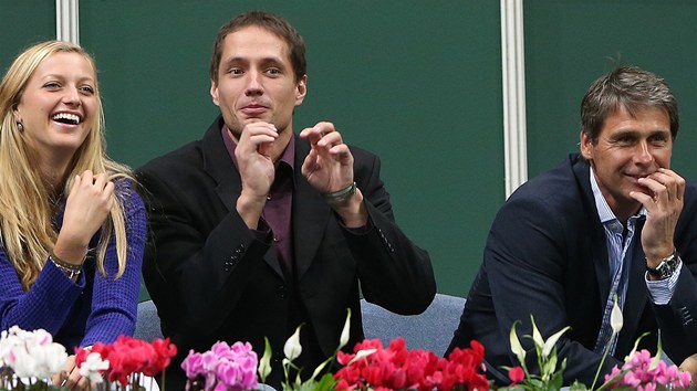 OTPA؊T AMPIONI. Vtzslav Vesel a jeho trenr Jan elezn pi semifinle Davis Cupu proti Argentin, vedle nich tenistka Petra Kvitov.  