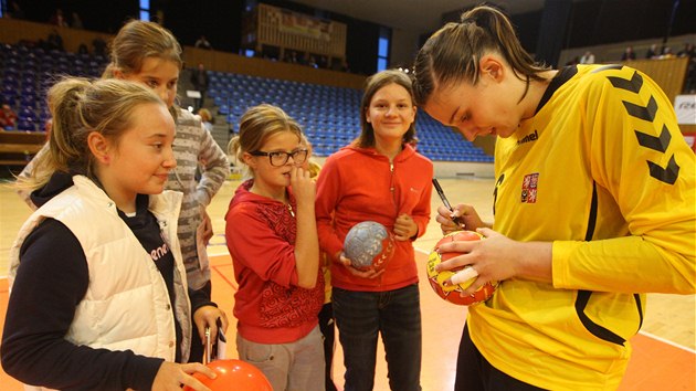 Brankka eskch hzenkek Lucie Satrapov se podepisuje mladm fanynkm. 