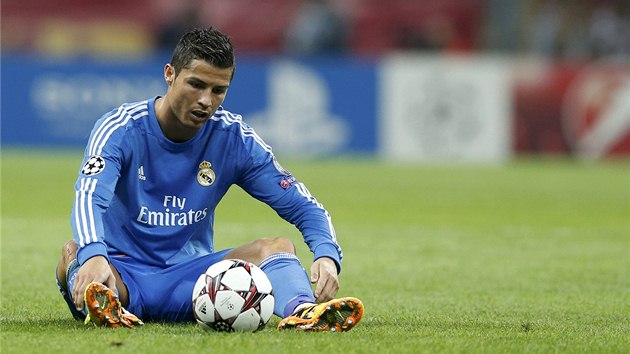 HVZDA NA ZEMI. tonk Cristiano Ronaldo z Realu Madrid na zemi po jednom ze souboj.