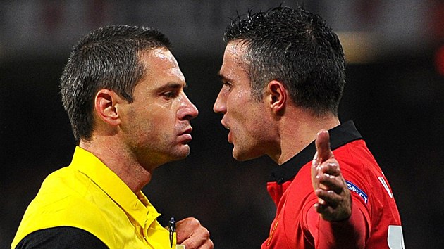 CO TO PSK? tonk Robin van Persie z Manchesteru United diskutuje s rozhodm Damirem Skominou.