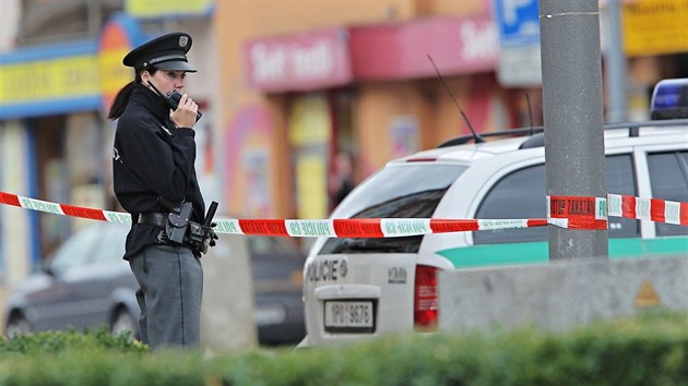 Policie vyklidila kiovatku U Prce. Na pomnk Dky, Ameriko! nkdo pilepil nejsp atrapu bomby.