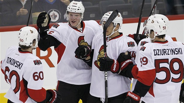 Hokejisté Ottawy se radují z gólu v pípravném utkání na led Winnipegu.