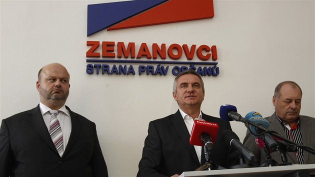 Zemanovci oznamuj, kdo za n bude kandidovat v pedasnch volbch. U mikrofonu Vratislav Myn, vlevo ministr vnitra Martin Pecina.