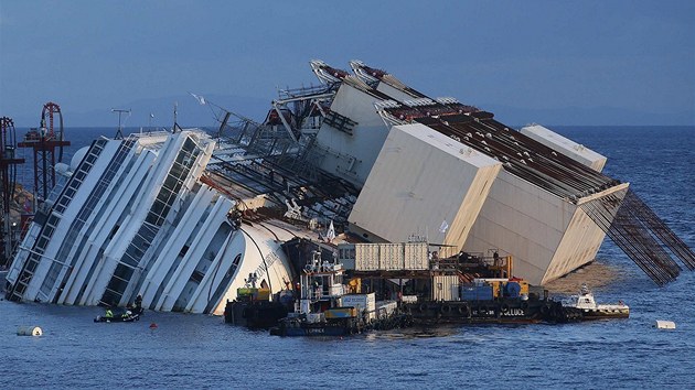 Vyzdvien vraku pedstavuje operaci, kter v djinch nmonictva nem obdoby. Costa Concordia v 114 500 tun a je dvakrt t잚 ne Titanic.