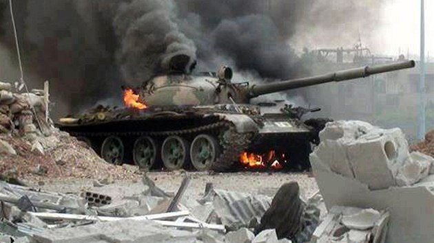 Na snmku, kter do svta poslala organizace Syrsk revoluce proti Baru Asadovi, je tank syrsk armdy po pestelce s povstalci na pedmst Damaku, 18. z 2013.