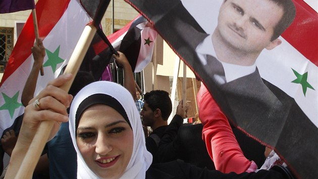 Stoupenci syrskho prezidenta Bara Asada demonstrovali ped budovou parlamentu v Damaku (17. z 2013).