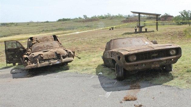 Na dn jezera Foss v americk Oklahom se naly na dn dva chevrolety. Jeden z 50. let a modr Chevrolet Camaro z roku 1969.