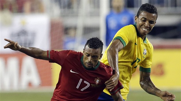 Portugalsk reprezentant Nani (vlevo) se pokou vymanit ze seven Brazilce Luize Gustava.