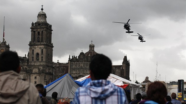 Na zsahu proti uitelm na hlavnm nmst v Mexico City se podlely i policejn helikoptry. 