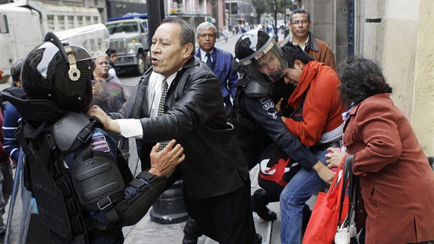 Mexick policie potlaila v hlavnm mst protesty uitel. 