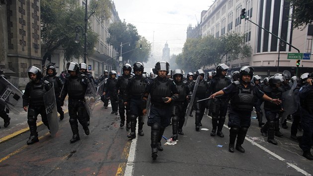 Mexick policie provedla zsah na nmst Zcalo proti protestu uitel. 