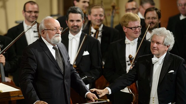 Krzysztof Penderecki (vlevo) dkuje publiku za ovace po uveden jeho Adagia ze 3. symfonie (10. z 2013).