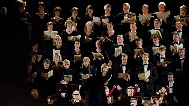 Verdiho Requiem v podn esk filharmonie a Praskho filharmonickho sboru pod taktovkou italskho dirigenta Fabia Lusiho zaznlo ve Svatovtsk katedrle (15. z 2013)