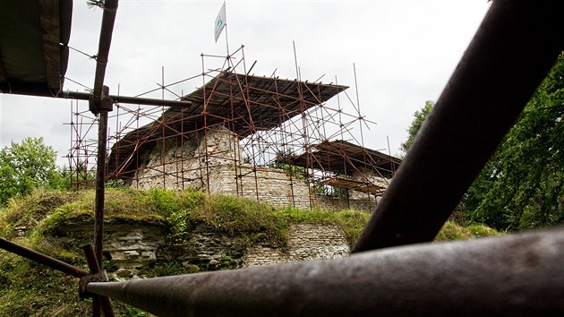 Znovuobjeven hrad Vzmburk dlouho chtral, ale sdruen u jej zan opravovat. (2013)