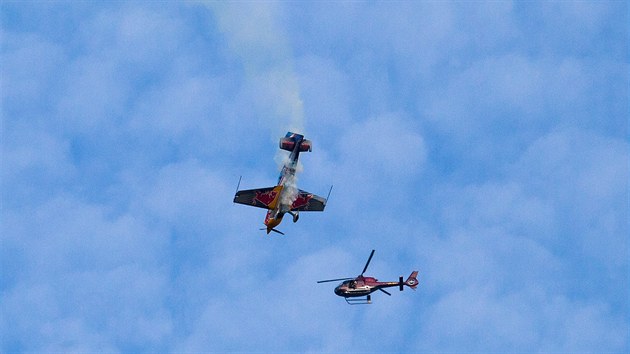 Z naten serilu Sanitka v z 2012. Vrtulnk pilotuje Daniel Tuek, druh stroj ovld akrobat Martin onka.