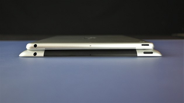 Z pohledu na horn st iPadu 4 a dajnho iPadu 5 (nahoe) je jasn vidt rozdl ve velikosti.