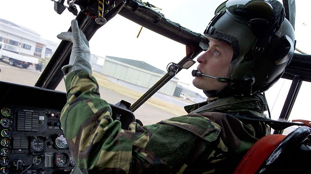 Princ William coby pilot RAF ve svm vrtulnku (22. ledna 2011)