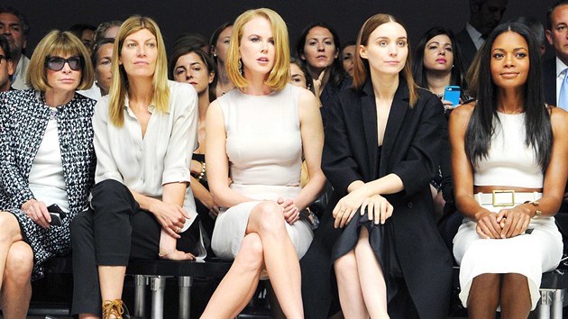 Anna Wintourov, Virginia Smithov, Nicole Kidmanov, Rooney Mara a Naomie Harrisov na modn pehldce Calvin Klein (New York, 12. z 2013)