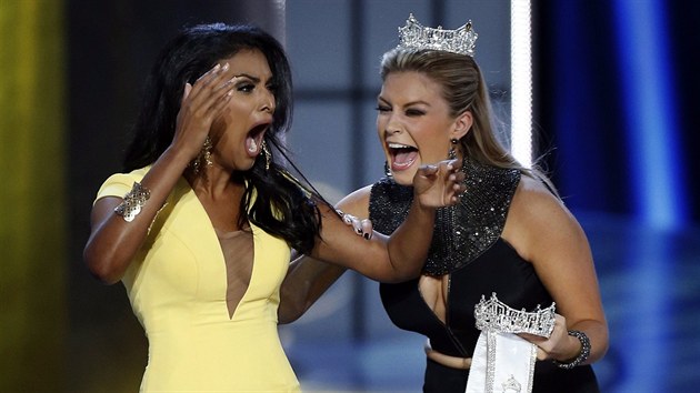 Nina Davuluriov se stala Miss America 2014. Korunovala ji losk vtzka Mallory Haganov, o n Davuluriov prohlsila, e je "tlust jako prase" (15. z 2013).