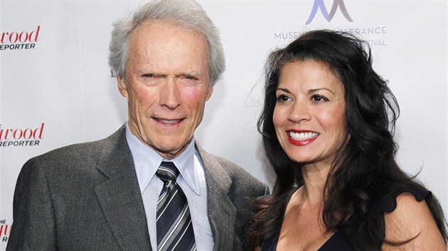 Clint Eastwood a Dina Ruizov (2010)