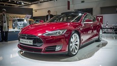 IAA 2013 - Rodinný elektromobil Tesla S dává záruku na baterie osm let IAA 2013 - Rodinný elektromobil Tesla S dává záruku na baterie osm let