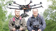 Vertical Images. Zleva pilot Tomáš Lněnička a kameraman Petr Lněnička při Vertical Images. Zleva pilot Tomáš Lněnička a kameraman Petr Lněnička při