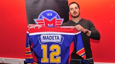 KAPITÁN PŘEDSTAVIL DRES. Aleš Kotalík ukázal v pondělí modrou verzi dresů, ve... KAPITÁN PŘEDSTAVIL DRES. Aleš Kotalík ukázal v pondělí modrou verzi dresů, ve...