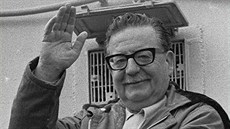 Prezident Salvador Allende mává svým píznivcm v Santiagu v roce 1971, dva...