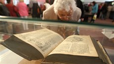 Originál Bible kralické z roku 1613 si přijely prohlédnout tisíce lidí. Originál Bible kralické z roku 1613 si přijely prohlédnout tisíce lidí.
