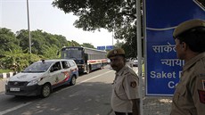 K budově soudu v Novém Dillí přijíždí autobus s čtveřicí mužů obviněných z... K budově soudu v Novém Dillí přijíždí autobus s čtveřicí mužů obviněných z...