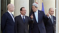Americký ministr zahranií John Kerry (durhý zprava) se setkal s francouzským...