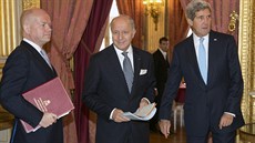 MInisti zahranií USA John Kerry (vpravo), Francie Laurent Fabius (uprosted)...