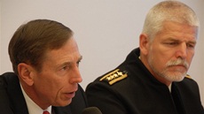 Americký generál a bývalý éf CIA David Petraeus s náelníkem generálního tábu