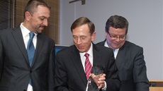 Americký generál a bývalý šéf CIA David Petraeus převzal v Ostravě prestižní Americký generál a bývalý šéf CIA David Petraeus převzal v Ostravě prestižní
