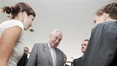 MIloš Zeman poučil studenty, že mají Gottwaldovy citáty nosit v hlavě a ne na... MIloš Zeman poučil studenty, že mají Gottwaldovy citáty nosit v hlavě a ne na...