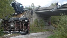 Pi nehod kamionu a dodávky u Borku nedaleko eských Budjovicích na silnici...