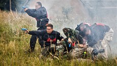 Při dalším přepadu už je ovšem "chráněnka" zraněna. Část týmu ho musí krýt,... Při dalším přepadu už je ovšem "chráněnka" zraněna. Část týmu ho musí krýt,...