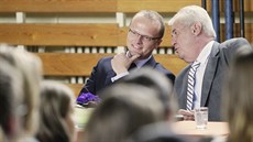 Prezident Miloš Zeman rozmlouvá s hejtmanem Martinem Netolickým při návštěvě... Prezident Miloš Zeman rozmlouvá s hejtmanem Martinem Netolickým při návštěvě...